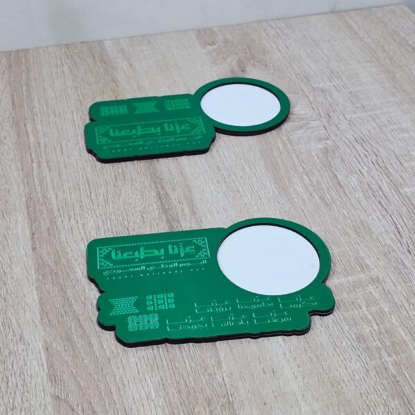 مساند خشبية بهوية اليوم الوطني السعودي الــ 95