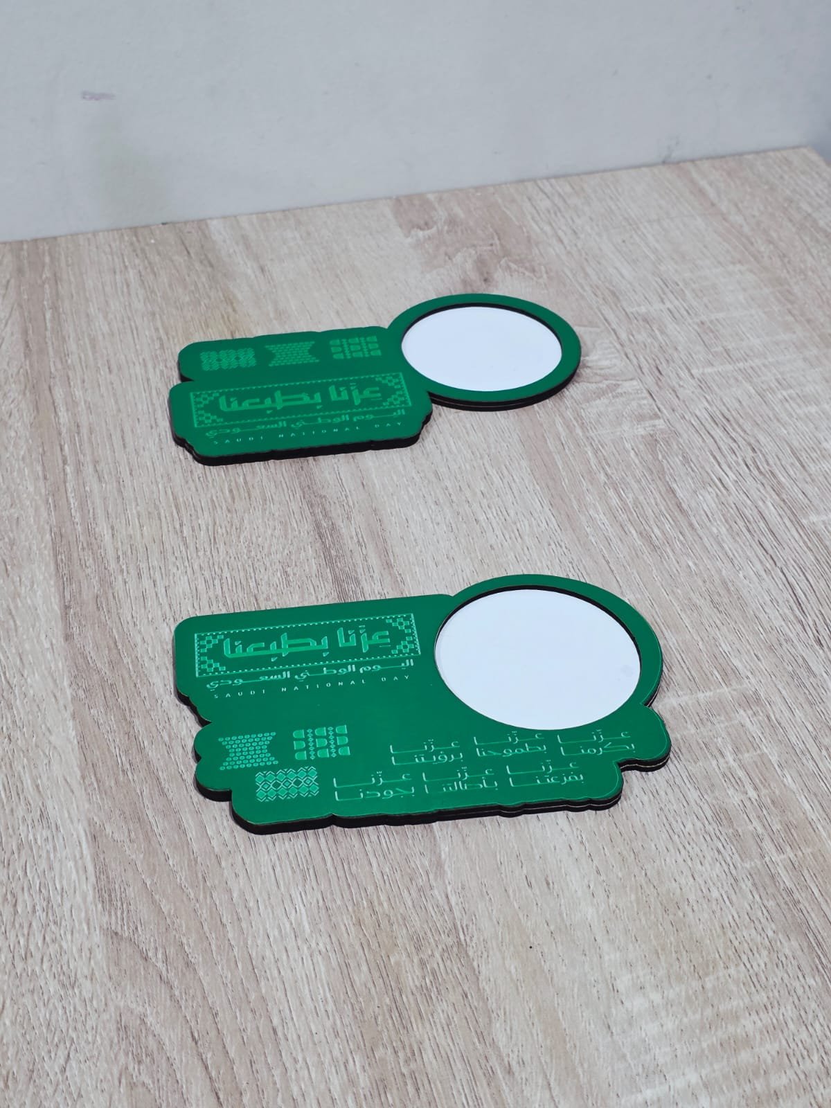 IMG_1701 مساند خشبية بهوية اليوم الوطني السعودي الــ 95 - الصورة 1